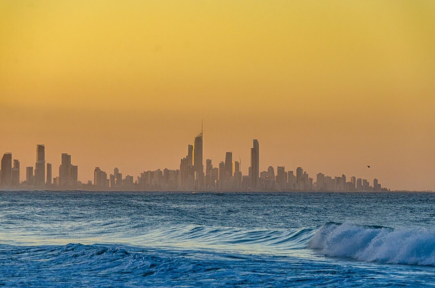 Vista de los rascacielos de Gold Coast al atardecer. Turismo en Queensland. Surf en Queensland.