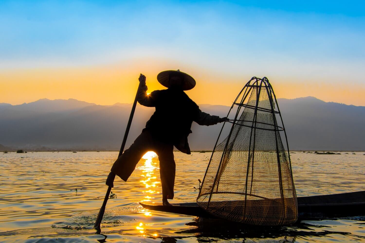 Pescadores con alma de modelo en el lago Inle. Turismo en Lago Inle, Myanmar.