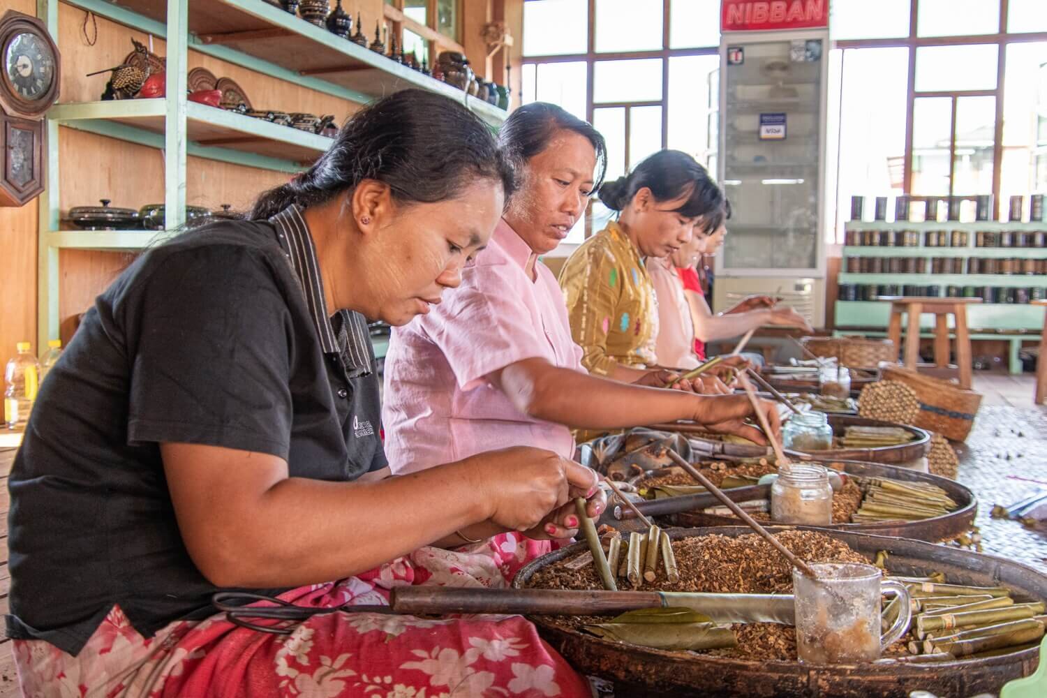 Enrollado manual de cigarros de tabaco en taller artesanal de Lago Inle. ¿Qué hacer en Myanmar?