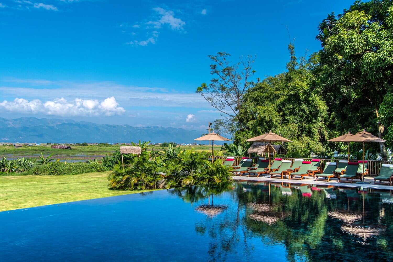 Alberca o piscina del hotel Sanctum Inle Resort a orillas del lago Inle. Hotel de lujo en lago Inle, Birmania.