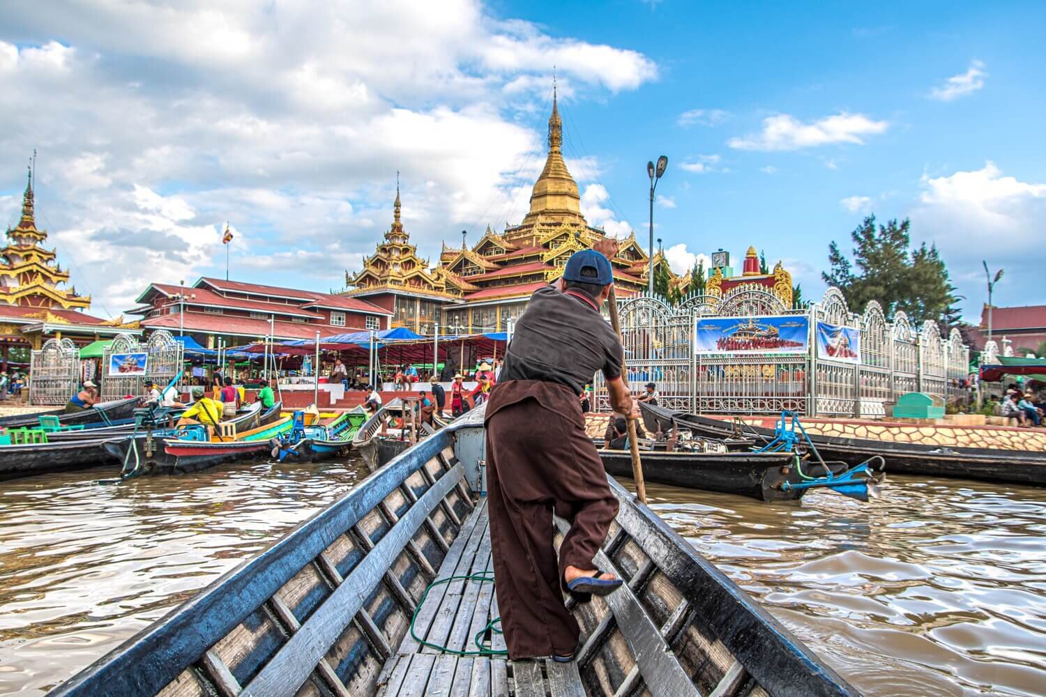 Pagoda Hpaung Daw U en el lago Inle. Turismo cultural en Myanmar.