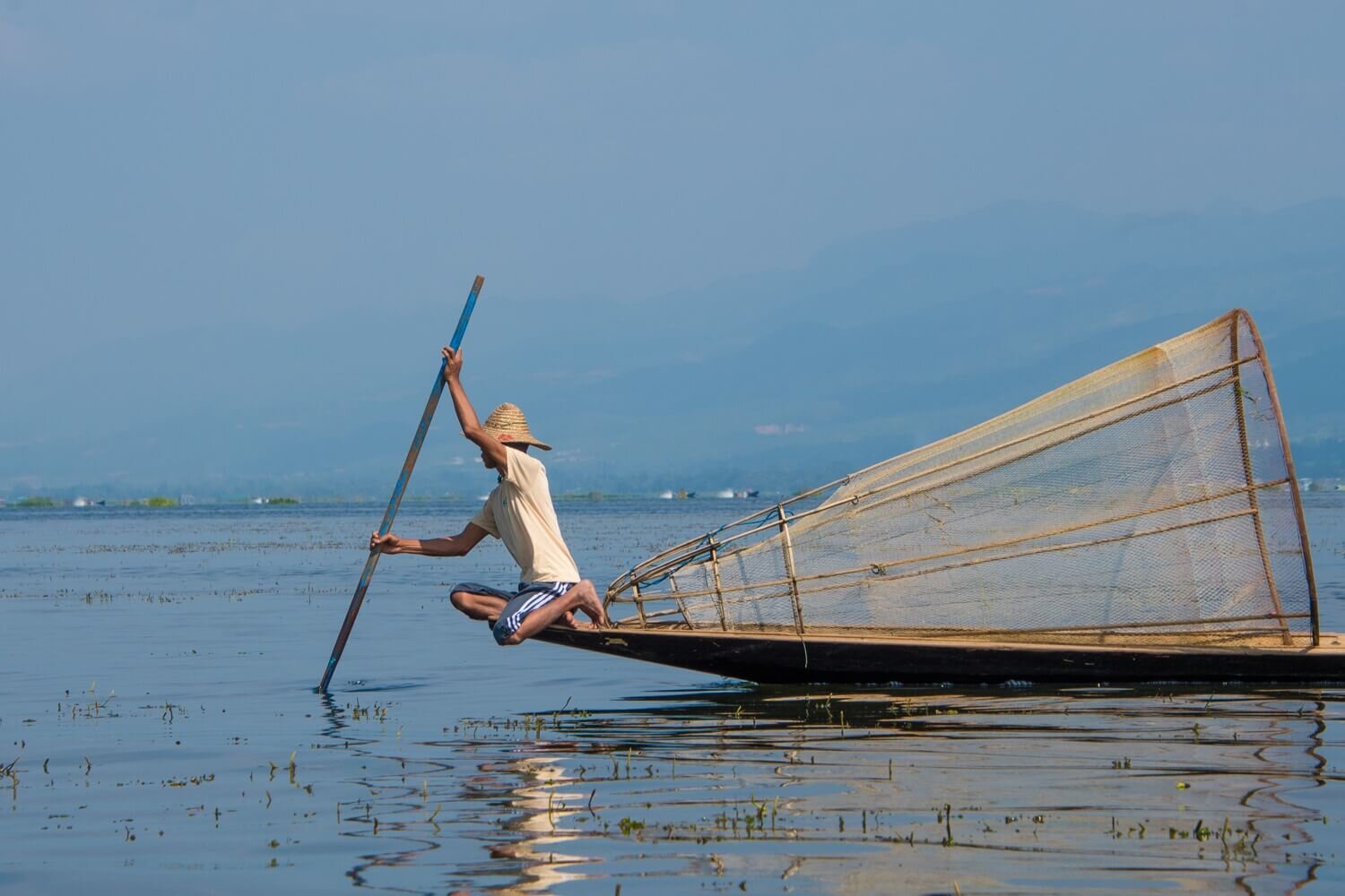 Pescador artesanal auténtico en el lago Inle de Myanmar. ¿Qué ver en Birmania?