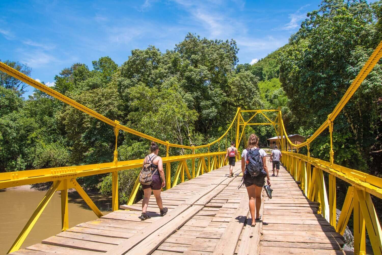 Puente sobre el río Cahabón en el pueblo de Semuc Champey. Turismo en Semuc Champey. ¿Que hacer en Guatemala?