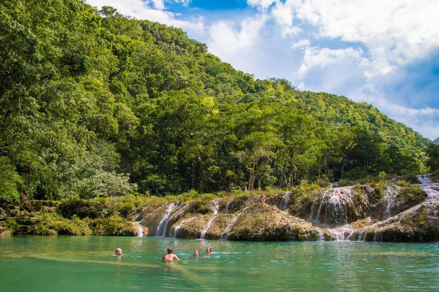 Las pozas de Semuc Champey tienen cerca de 350 metros de largo. Turismo en Guatemala.