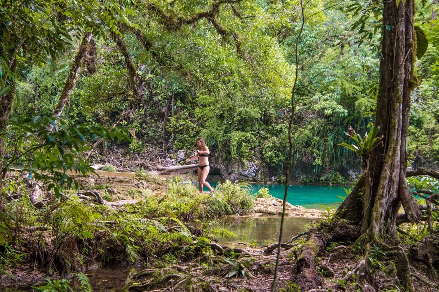 El río Cahabón alimenta las pozas de Semuc Champey. Ecoturismo en Guatemala. Pozas de agua turquesa Guatemala.