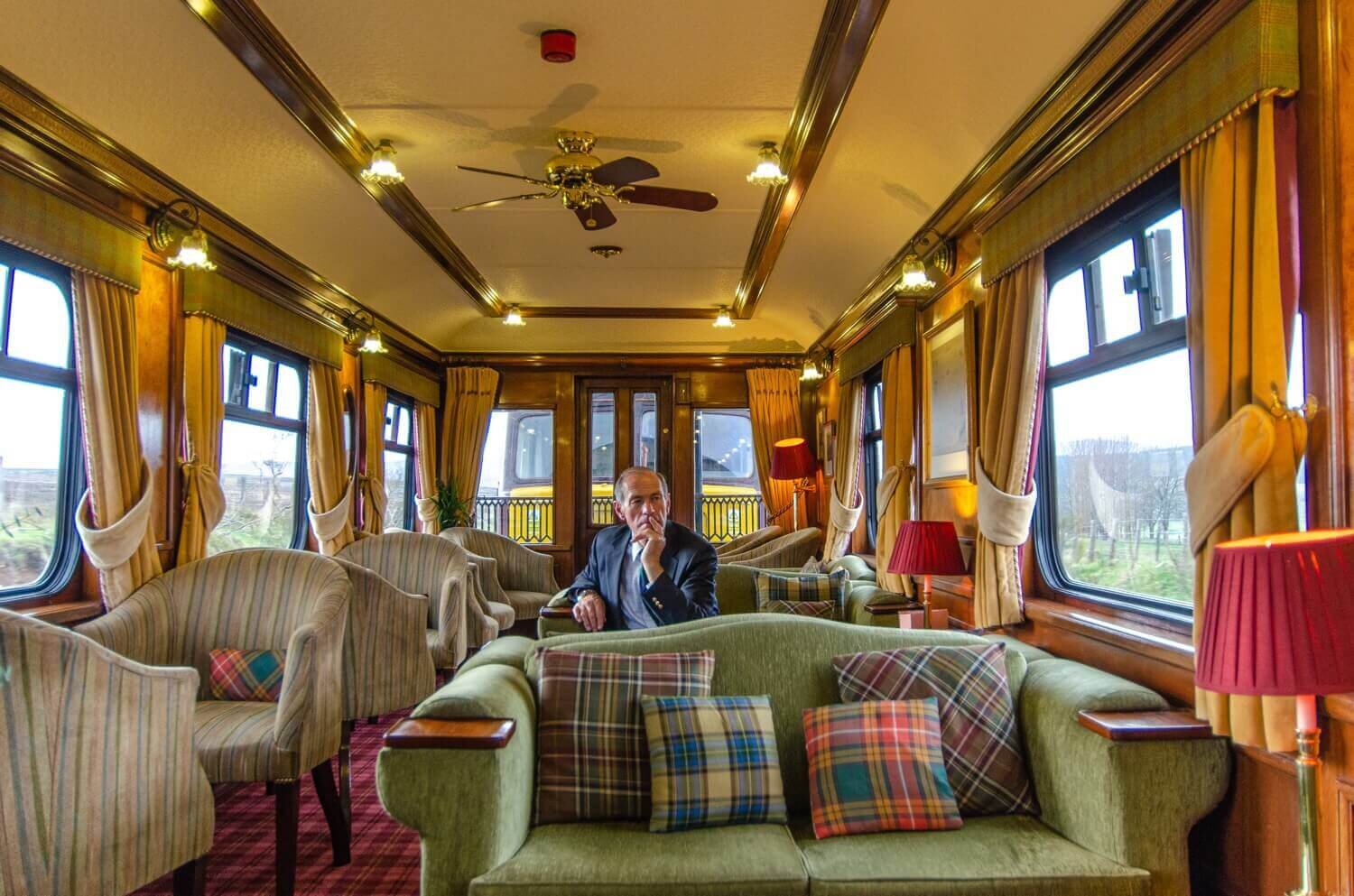 John en el vagón con vistas panorámicas del Royal Scotsman. Viaje de lujo en tren por Escocia. Belmond.