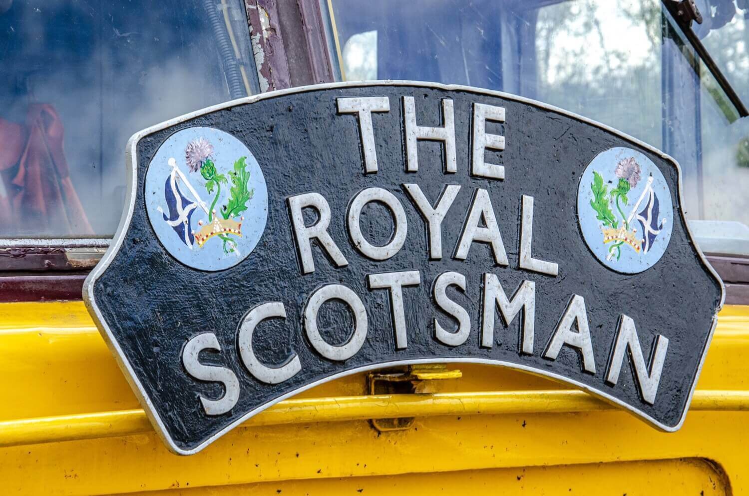 Placa del Royal Scotsman en la locomotora del tren. Viaje en tren por el norte de Escocia. Turismo en las Tierras Altas de Escocia.