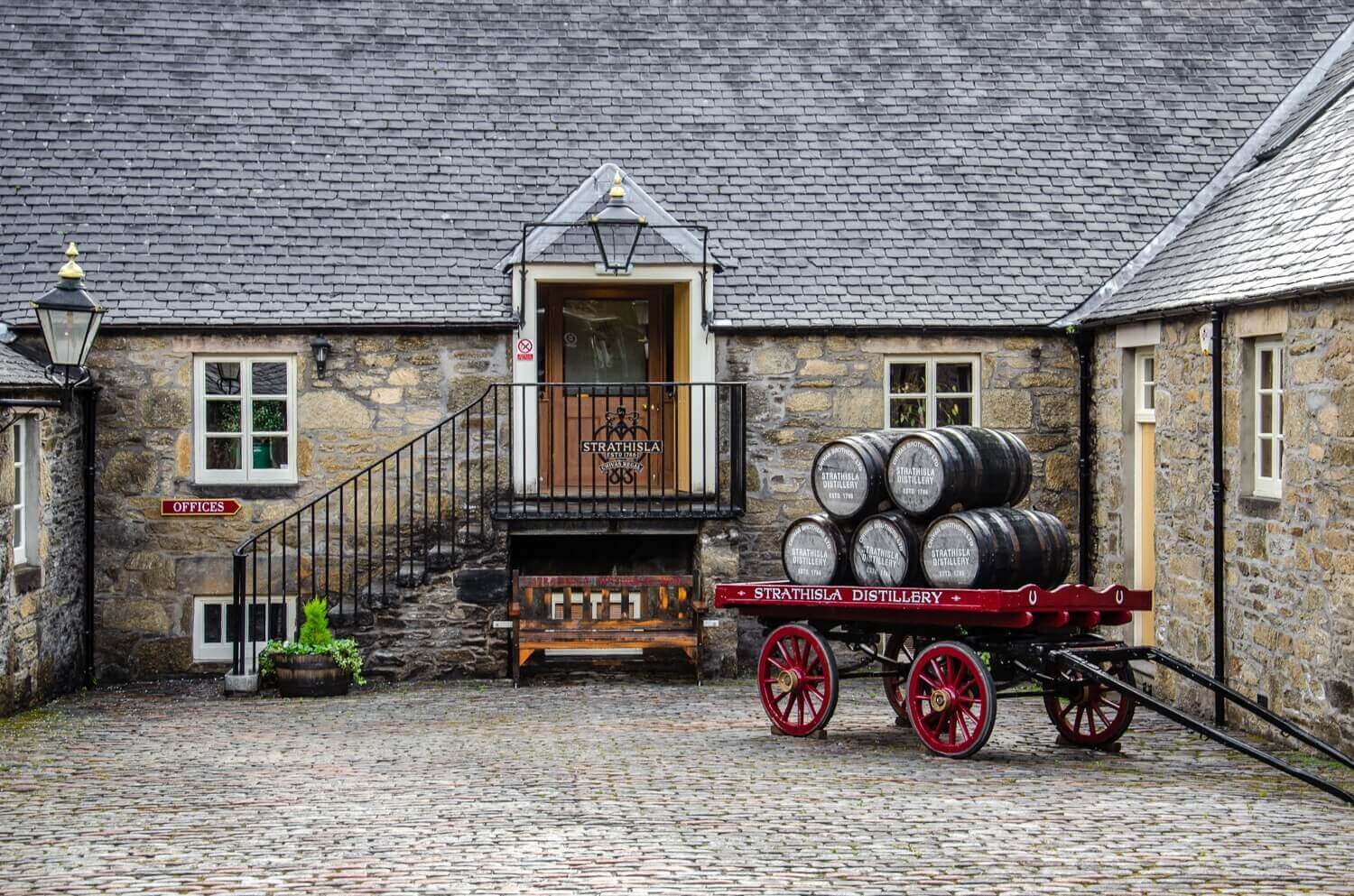 Destiladora de whisky Strathisla a orillas del río Isla. La destiladora más antigua del norte de Escocia. Tour de whisky en Escocia.