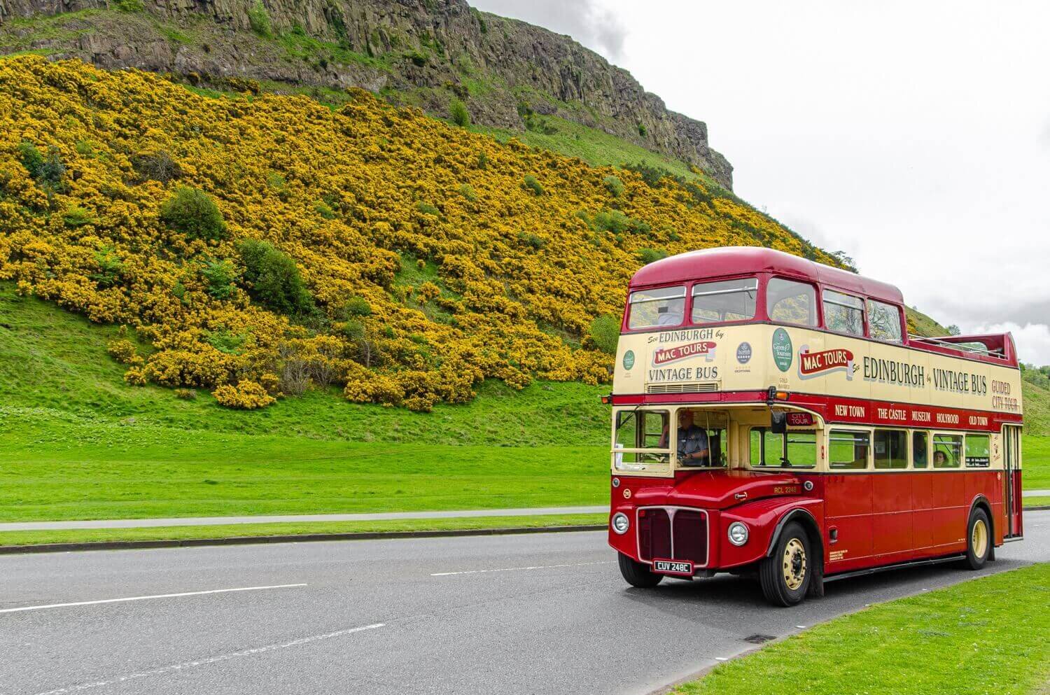 Autobús de dos pisos en el parque Holyrood de Edimburgo. Turismo en Edimburgo. ¿Qué hacer en Escocia?
