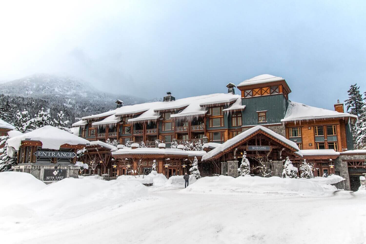 Fachada del hotel boutique Nita Lake Lodge en Whistler, Canada. Vacaciones de invierno en Whistler.