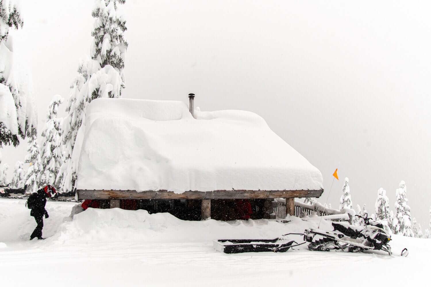 Cabaña para desayunar en la montaña Sproatt con Canadian Wilderness Adventures. Vacaciones de invierno en Whistler. Nieve en Canadá.