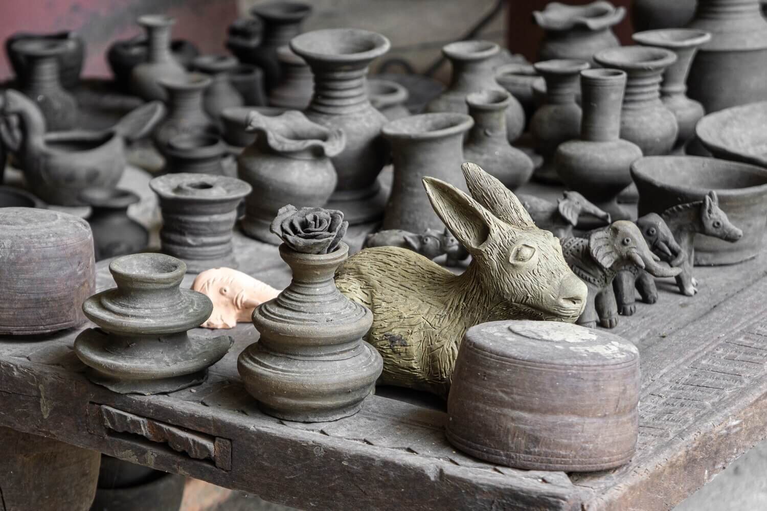 Piezas de cerámica tradicional moldeadas a mano. Artesanías de Nepal.