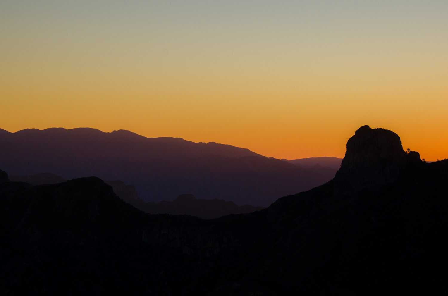 Vista crepuscular de la sierra Rarámuri en Chihuahua. Mirador de la Mesa de Yerbanís en Batopilas.