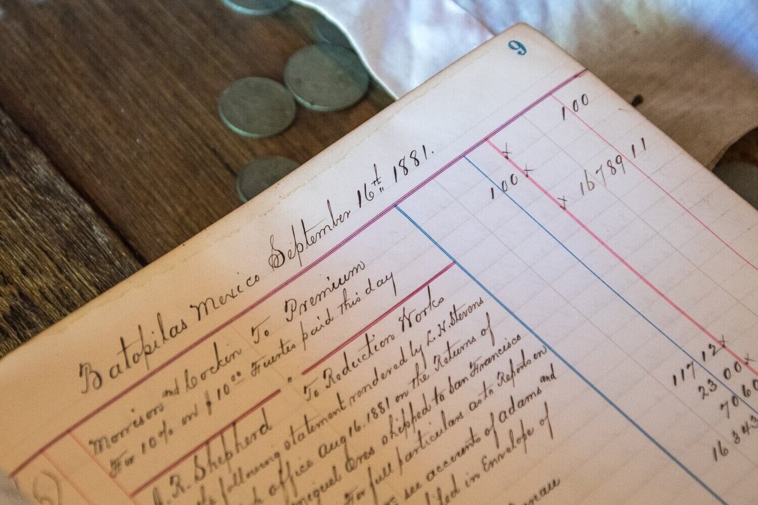 Cuaderno de contabilidad de la década 1880 en el museo de Batopilas pueblo mágico en Chihuahua.
