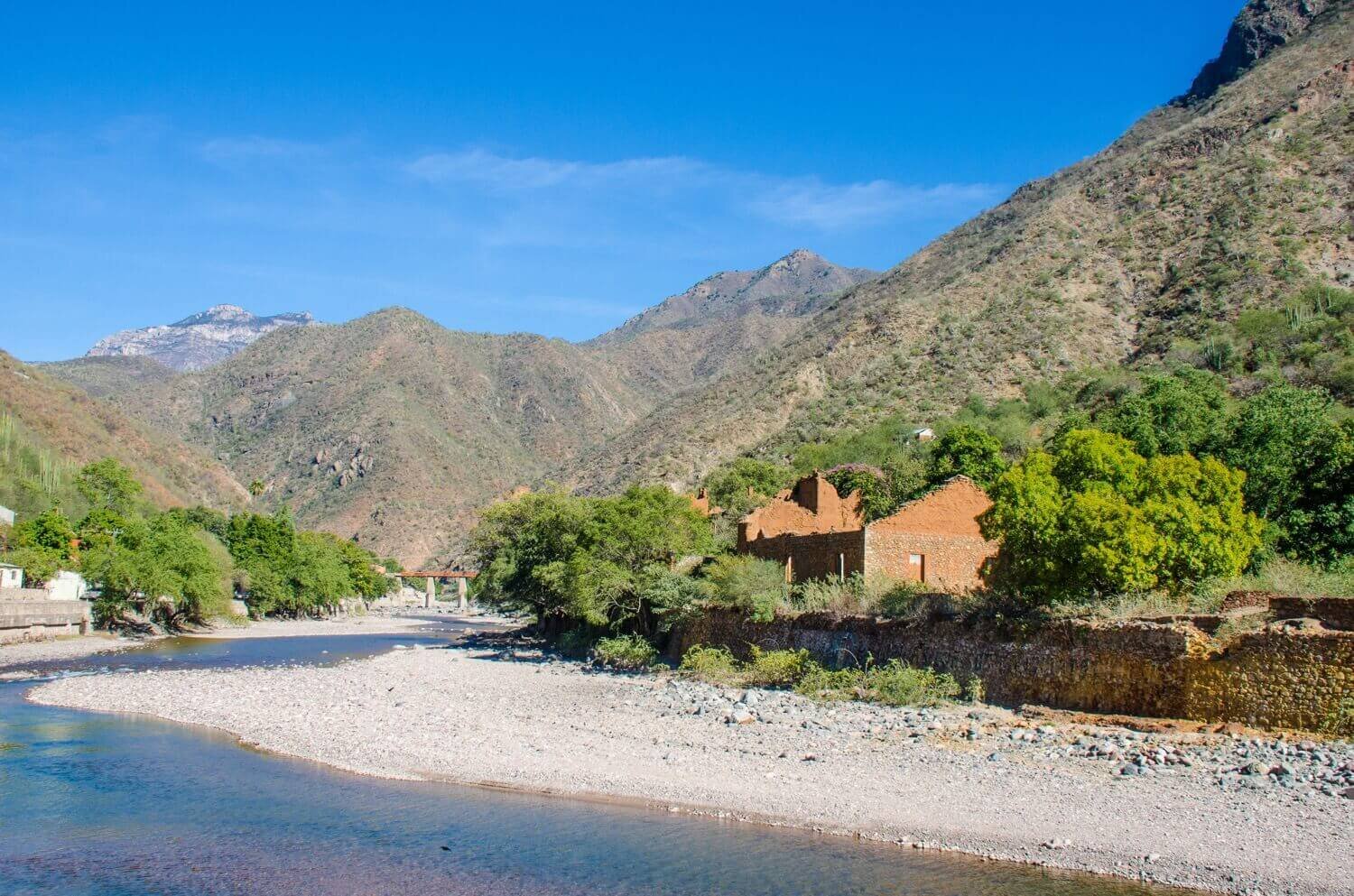 Edificio en ruinas de la viaje mina de Batopilas pueblo mágico. Atractivos turísticos de Chihuahua.