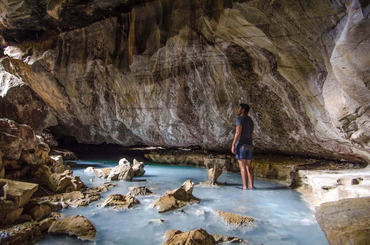 Cuevas de agua turquesa en el parque natural Villa Luz, cerca de Tapijulapa. Turismo de aventura en Tabasco.