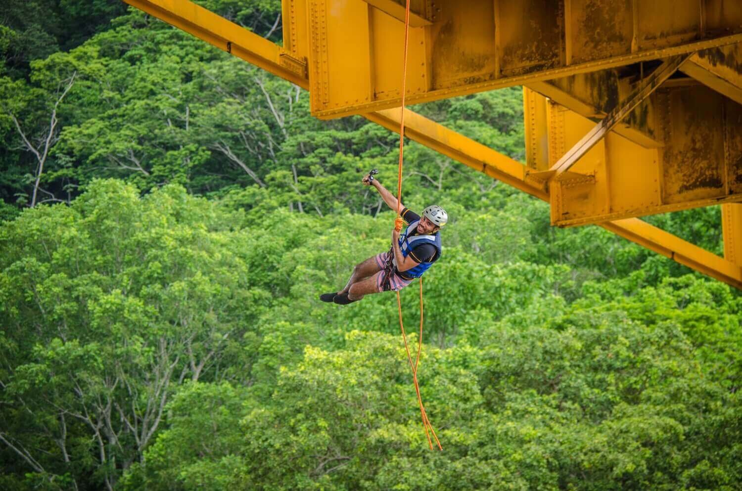 Salto de 30 metros de altura en el famoso puenting de Tenosique. Turismo de aventura en Tabasco con Jungla Experience.