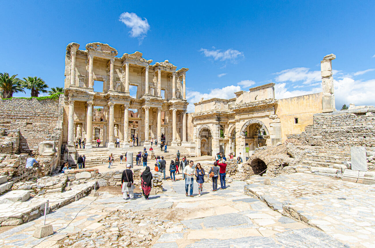 Junto con los vestigios del Templo de Artemisa, la biblioteca de Celso es uno de los íconos de Éfeso. Atractivos turísticos del Egeo turco. ¿Qué ver en Éfeso?