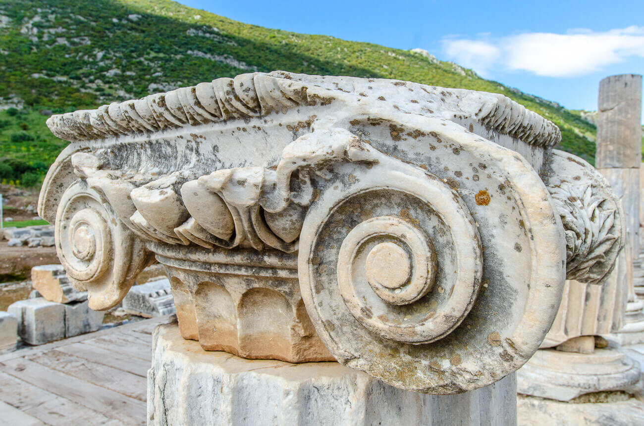 Éfeso fue una de las doce ciudades de la Liga Jónica en tiempos de la Antigua Grecia. Aquí estuvo alguna vez el Templo de Artemisa, una de las siete maravillas del mundo antiguo. ¿Qué ver en Éfeso?