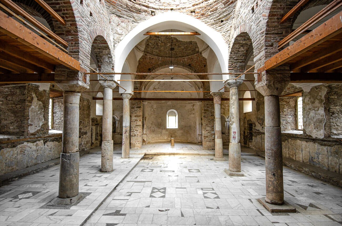 Ruinas de la iglesia de San Juan Bautista en Şirince (Sirince), la aldea en Turquía del fieltro, el aceite de oliva y los licores frutales artesanales. Turismo en Turquía.
