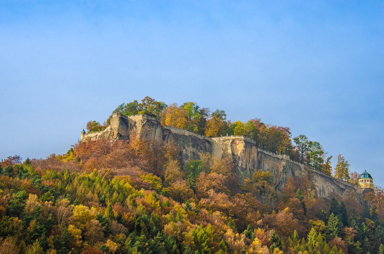 La fortaleza de Königstein se encuentra a las afueras del parque nacional Suiza Sajona. Turismo en Sajonia, Alemania.