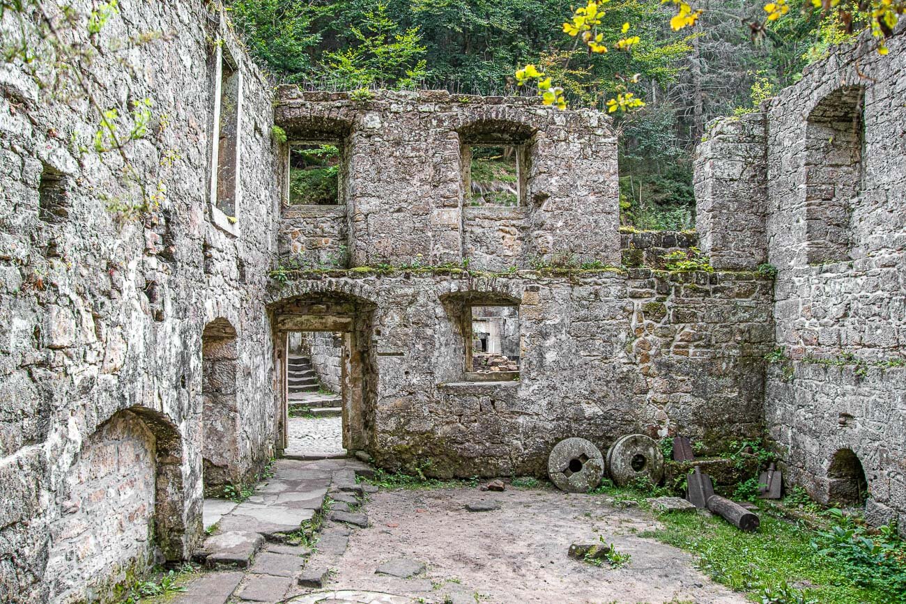Ruinas del molino Dolsky cerca del pueblo checo de Vysoká Lípa. Atractivos menos conocidos de la Suiza Bohemia en República Checa o Chequia.