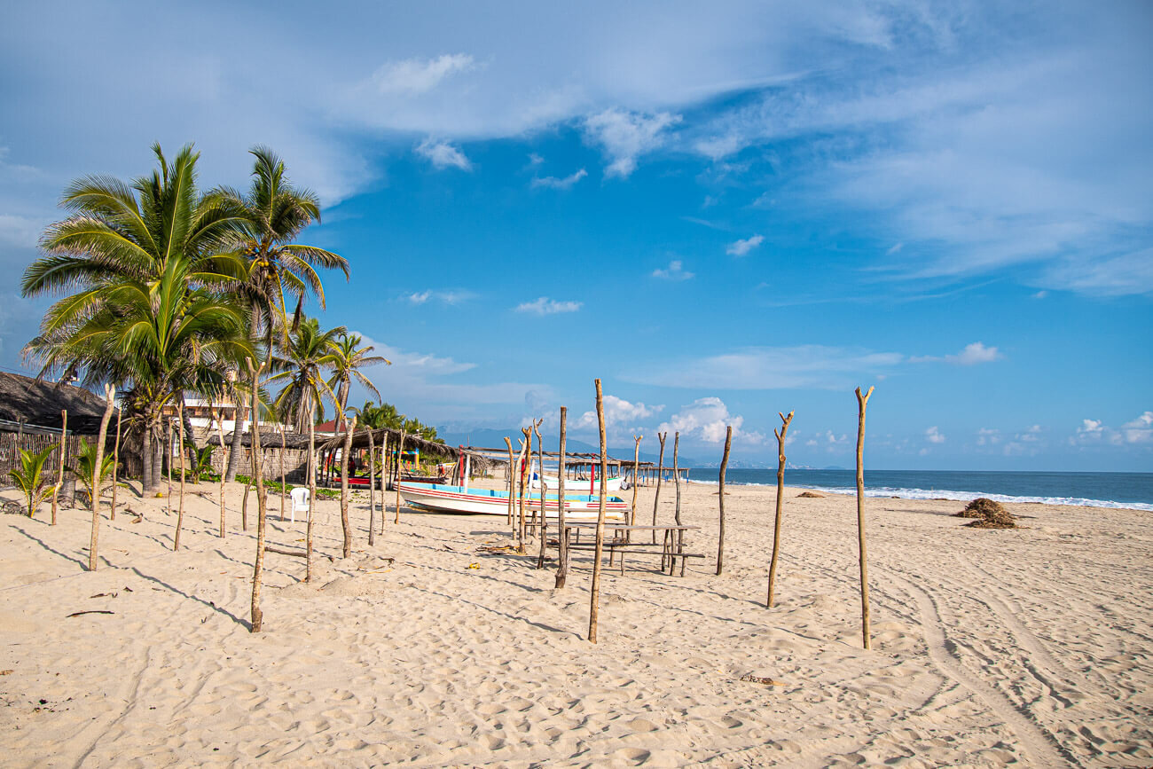 Enramadas tradicionales a pie de playa en Barra de Coyuca. Turismo comunitario en Acapulco y la Barra de Coyuca.