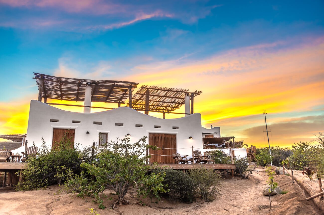 Atardecer en los búngalos del hotel ecológico The White Lodge. Ecoturismo Baja California Sur. Hoteles ecológico México.