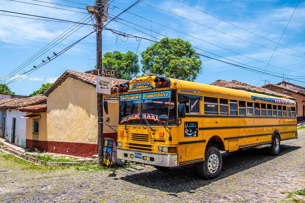 Los autobuses escolares que desecha Estados Unidos sirven como transporte público en El Salvador. Turismo en Suchitoto, El Salvador.