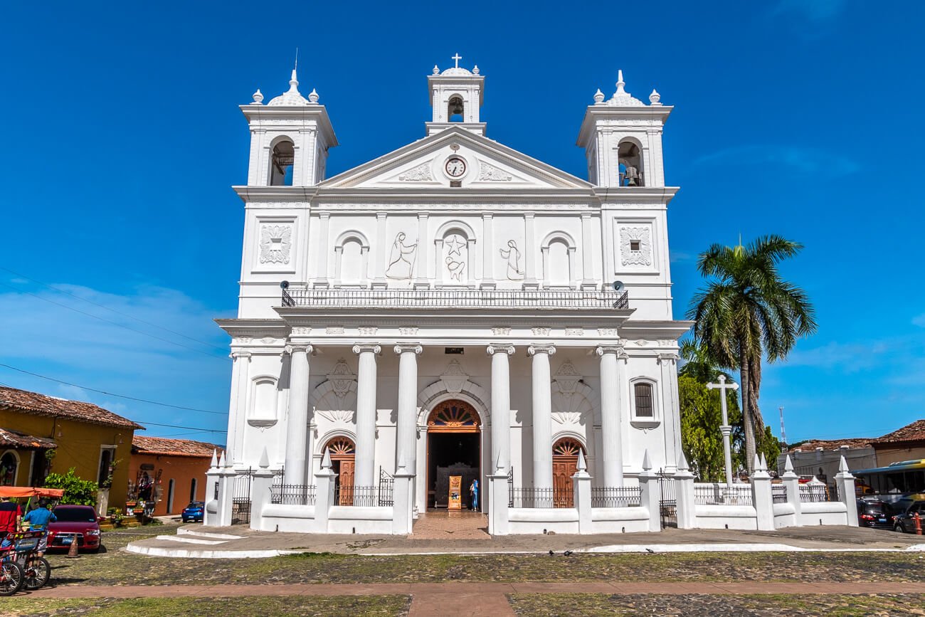 Iglesia de Santa Lucía en el centro de Suchitoto. Turismo en Suchitoto.