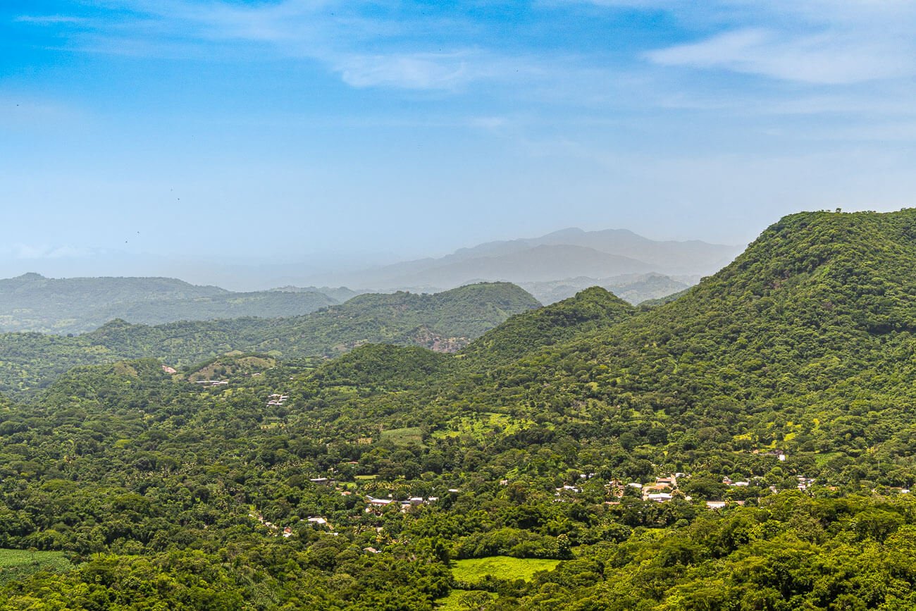 Mirador panorámico en el parque ecológico Bosque de Cinquera. ¿Qué hacer en Suchitoto? Turismo y naturaleza en El Salvador.