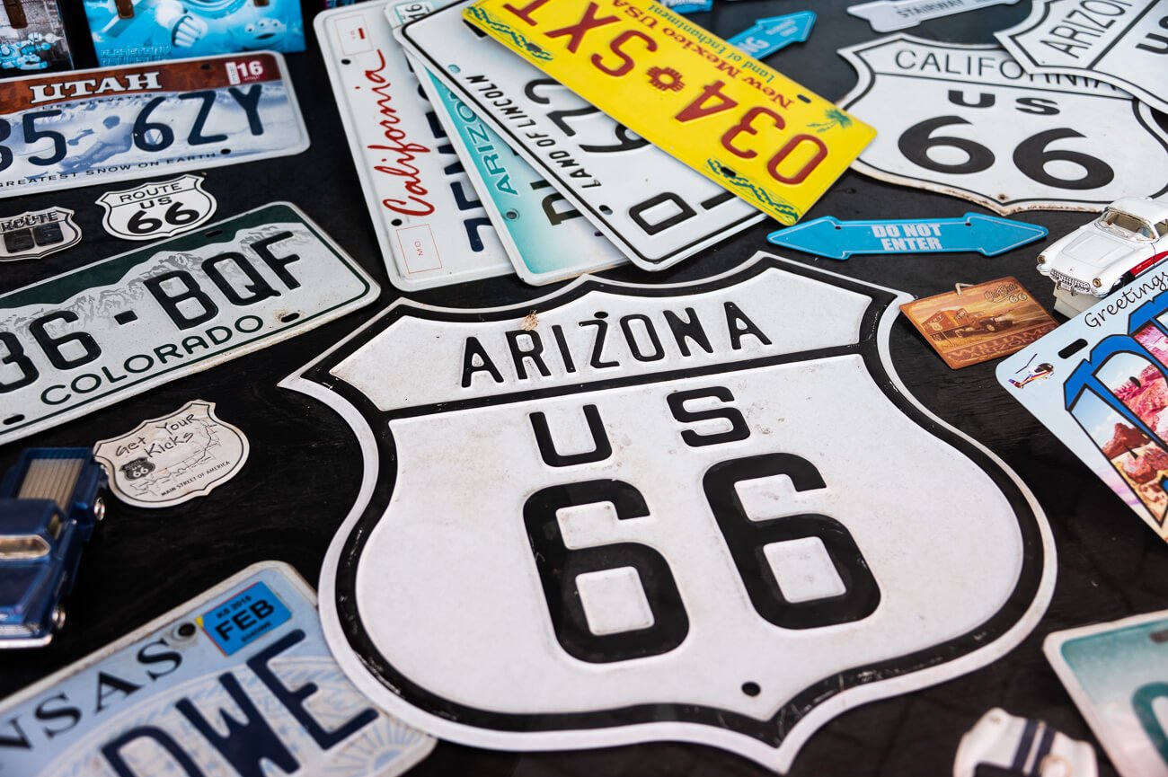 Aparador con productos de la Ruta 66 en Cruiser’s Route 66 en Williams, Arizona. Recorrer la Ruta 66 en Estados Unidos.
