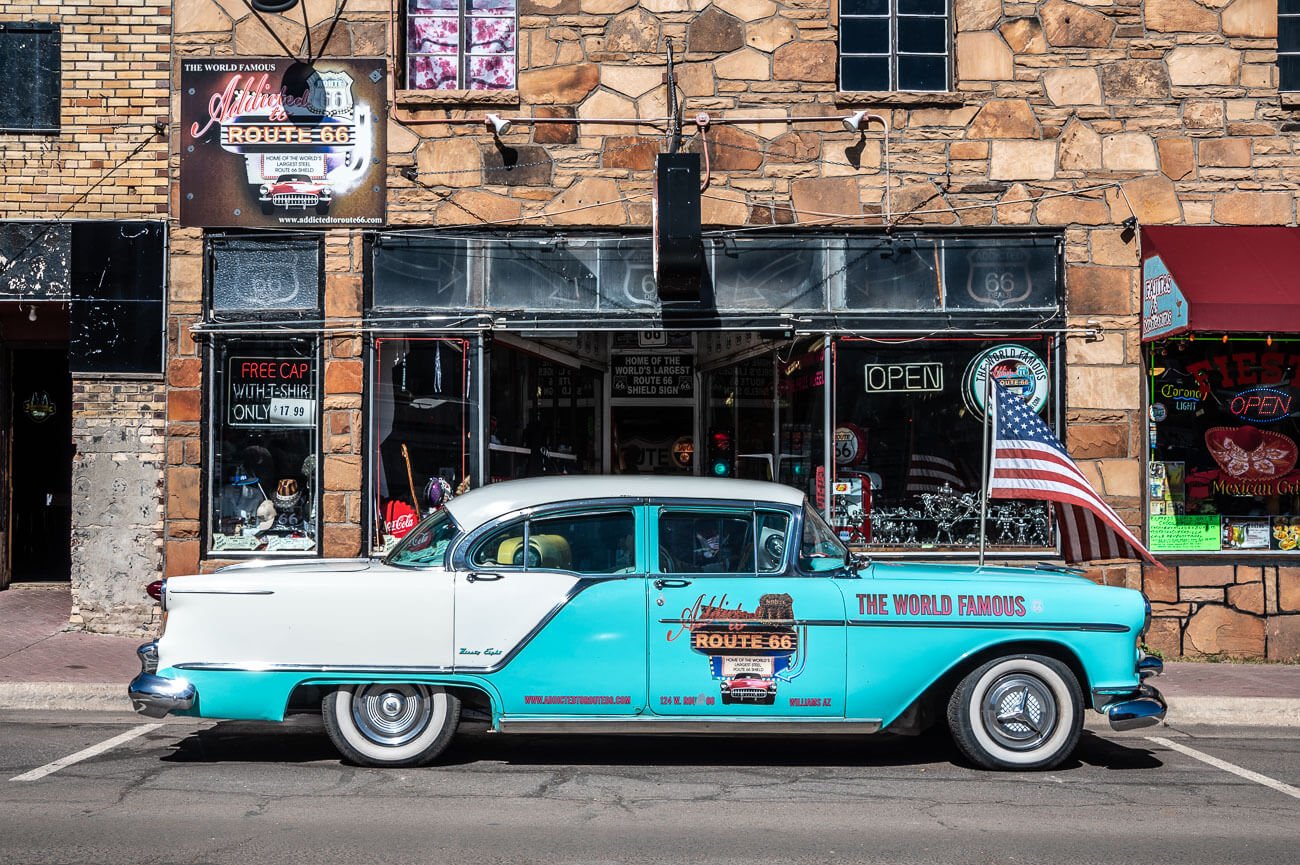 Coche antiguo de la tienda Addicted to Route 66 (Mother Road) en el pueblo vaquero de Williams.