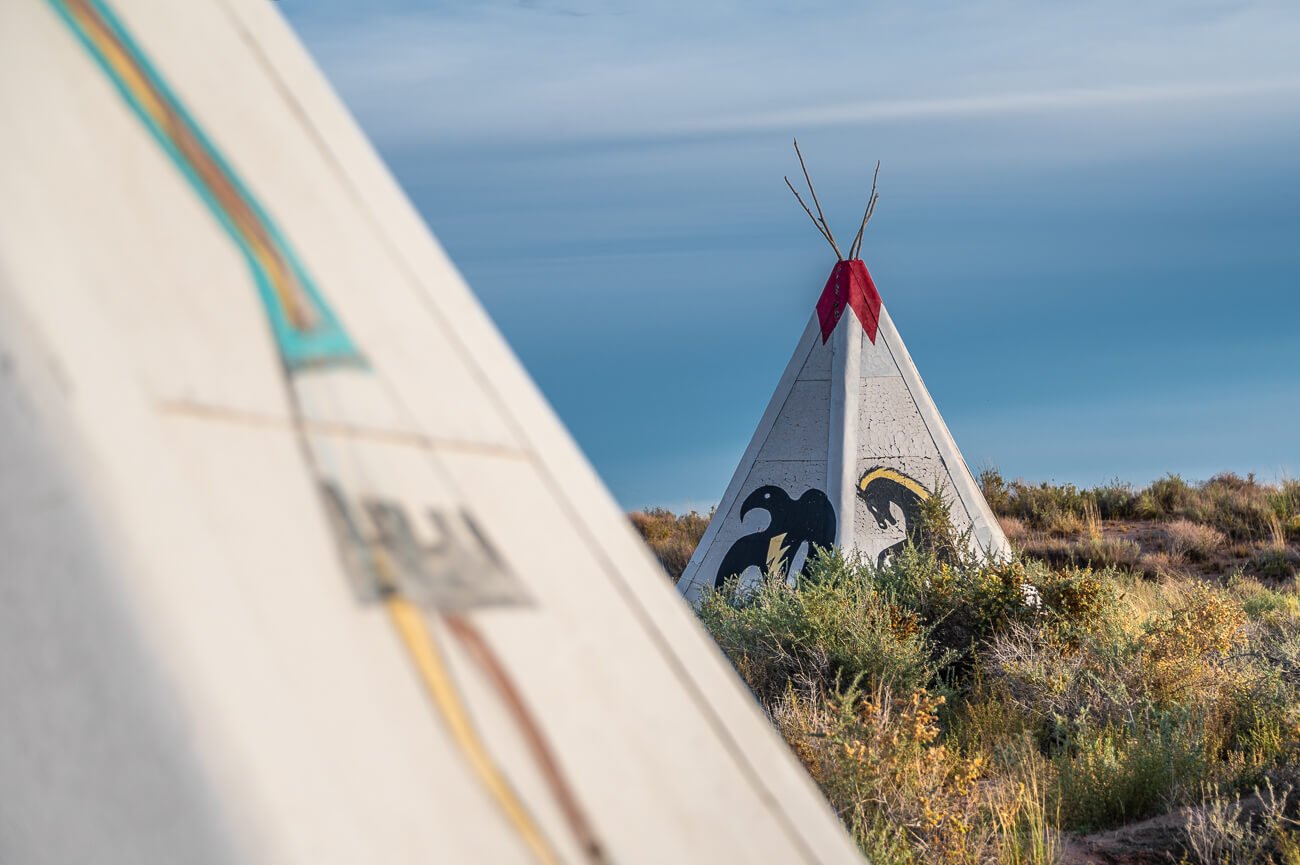 Tipis de pacotilla sobre la Ruta 66 en Arizona a un costado de Painted Desert Indian Center. Recorrer la Ruta 66 en coche.