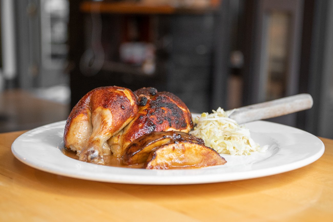 Pollo rostizado con gajos de papa y gravy en 10 Acres Bistro, restaurante kilómetro cero en Victoria. Gastronomía de Canadá, Victoria BC.
