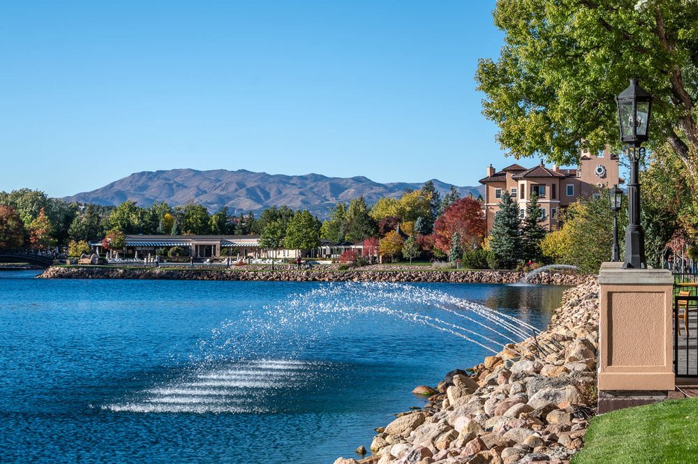 Fuentes en Lake Cheyenne, lago artificial en el corazón de The Broadmoor. Turismo en Colorado Springs y las Rockies (Rocosas).