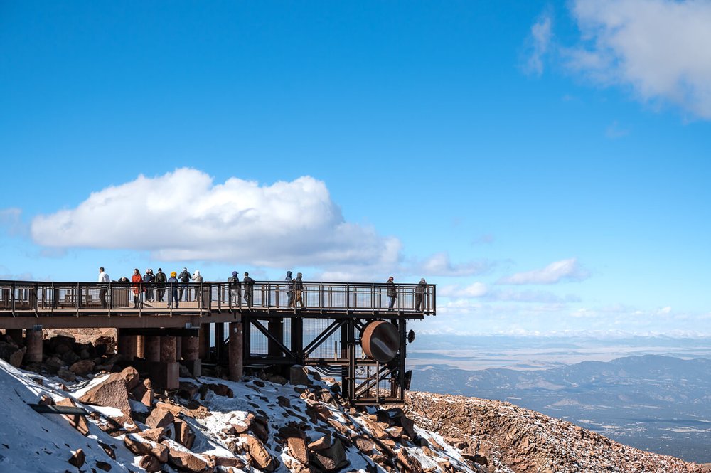 Mirador en el nuevo centro de visitantes de la cima de Pikes Peak. Turismo en Manitou Springs, Colorado.