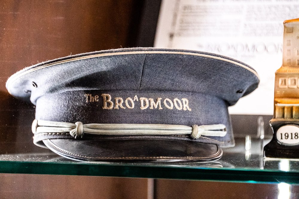 Sombrero antiguo en la vitrina de objetos históricos de The Broadmoor. Historic Hotels of America en Colorado. Turismo en Colorado Springs.