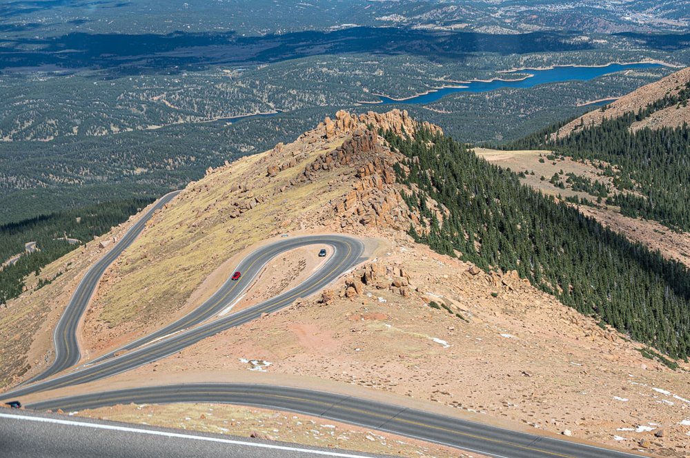 Construida en 1915, la carretera Pikes Peak fue financiada por Spencer Penrose. ¿Qué hacer en Manitou Springs? Turismo en las Rockies (Rocosas) de Colorado