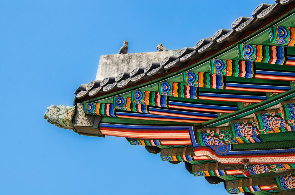 Techo pintado a mano en el palacio Changdeokgung, uno de los atractivos de Seúl.