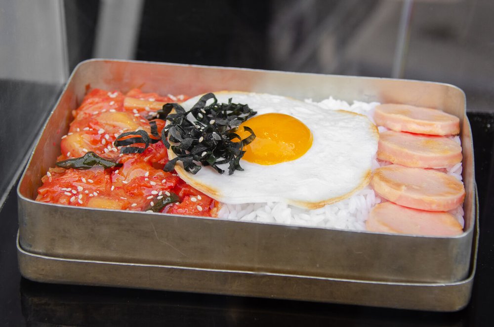 Es costumbre en Corea del Sur que los restaurantes muestren sus platillos con representaciones de comida de plástico. Costumbres y tradiciones de Corea. Atractivos de Seúl.