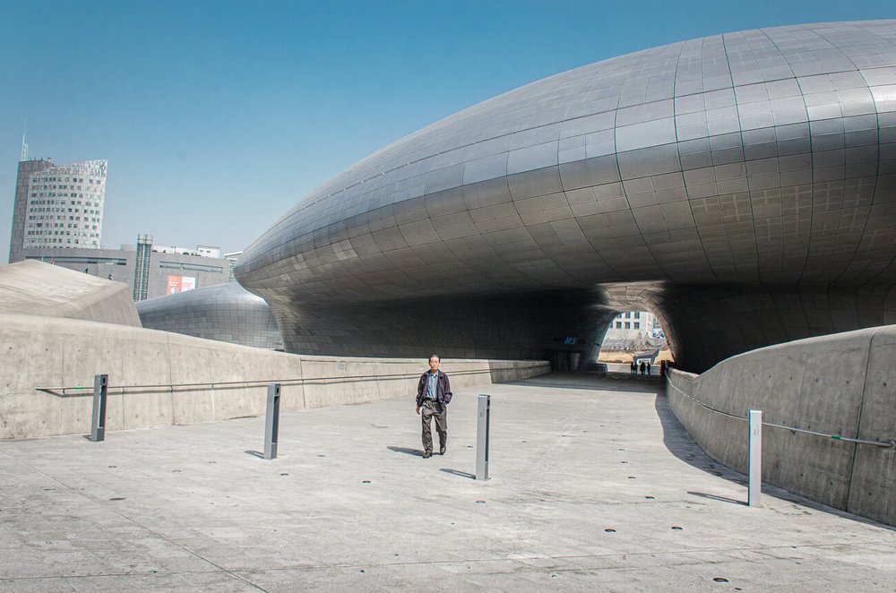 El complejo Dongdaemun Design Plaza se inauguró en marzo de 2014. Cosas que hacer en Seúl (Seul), Corea del Sur.