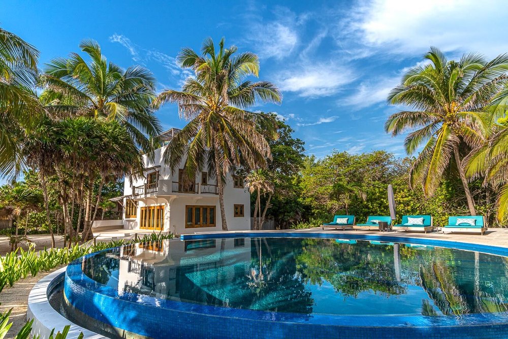 Alberca de Matachica Resort, hotel solo para adultos en la isla bonita de Belice. Hoteles boutique en Ambergris, Belice.
