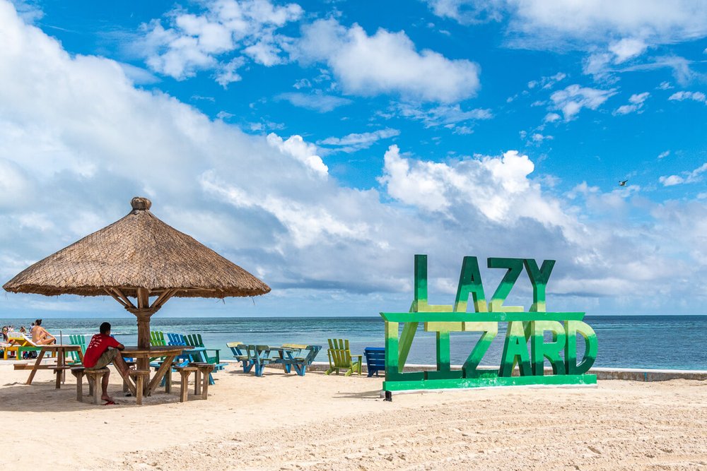 Ubicado en The Split, Lazy Lizard es uno de los clubes de playa más famosos de Caye Caulker. Lugares turísticos de Belice. Qué hacer en Ambergris y Caye Caulker.