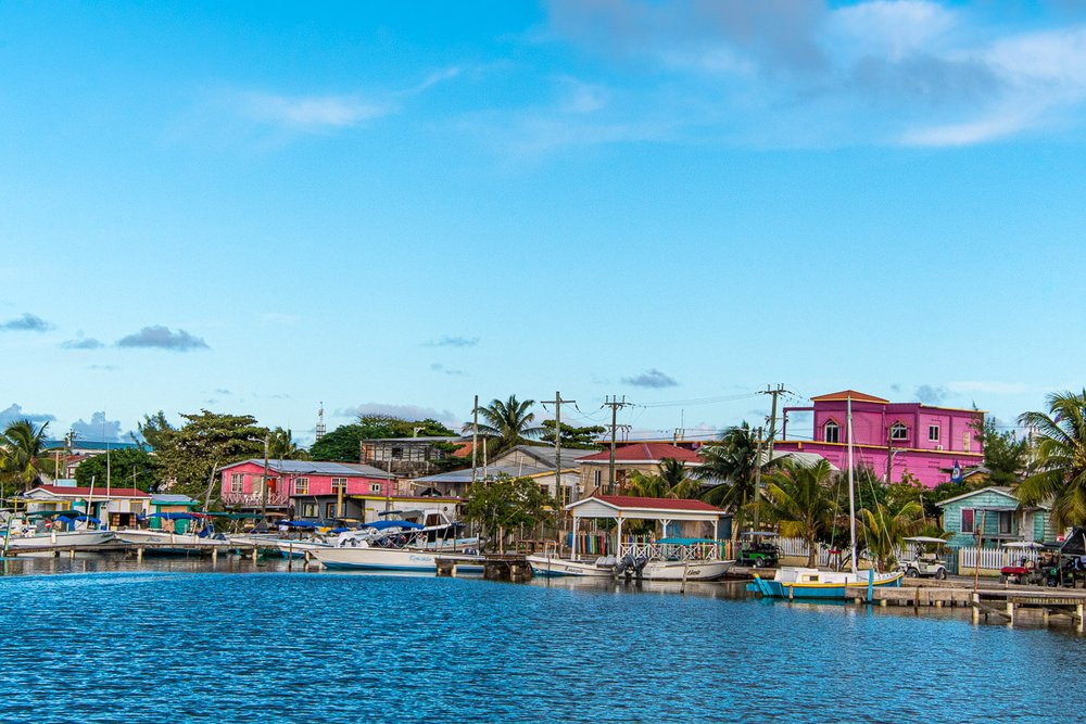 Las casas de colores de San Pedro hacen justicia a la canción de Madonna “La isla bonita”. Lugares turísticos de Belice.