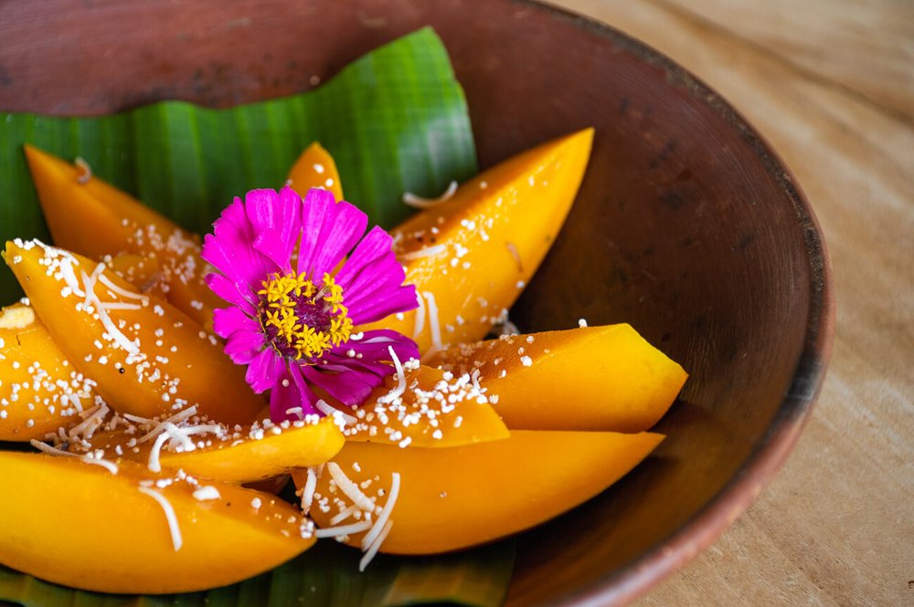 El desayuno en Los Tamarindos incluye fruta cosechada en casa. En verano, el mango protagoniza el plato.