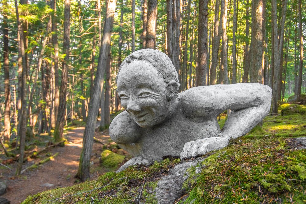 Escultura de la instalación Hide and seek en el sendero Kaslo River Trail. Atractivos de Kaslo y Kootenay Lake. Verano en BC Canada.