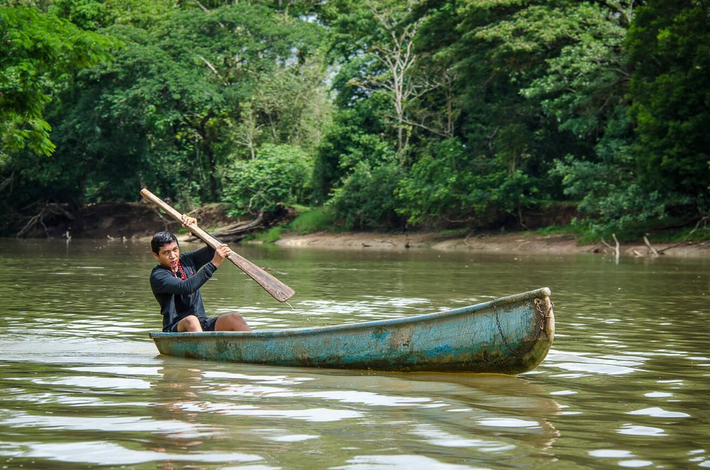 Canoas, piraguas y botes son medios de transporte para locales y visitas en Caño Negro. Turismo comunitario en Caño Negro, Costa Rica.