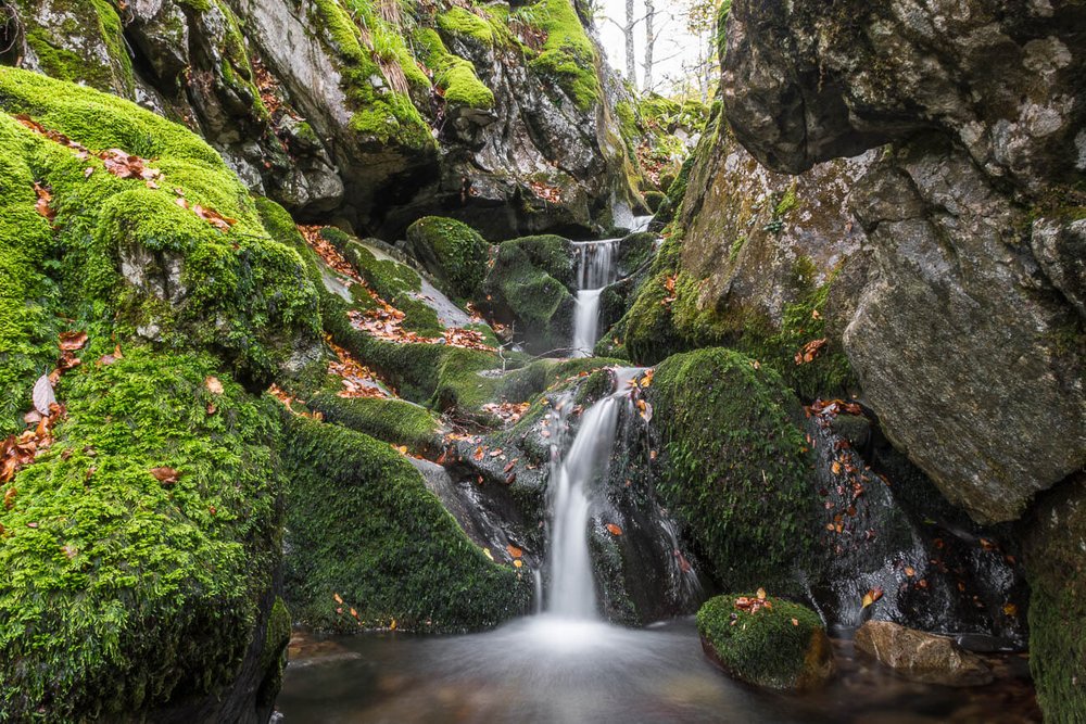 En el río Monasterio, el parque natural de Redes esconde cascadas de temporada. Parques naturales Asturias. Turismo rural en la montaña asturiana.