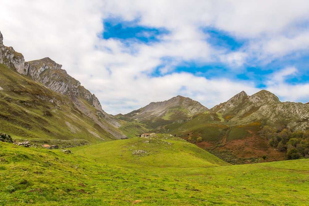 Vista panorámica de la majada de Arcenorio en el parque natural de Ponga. Parques naturales Asturias. Turismo rural en la montaña asturiana.